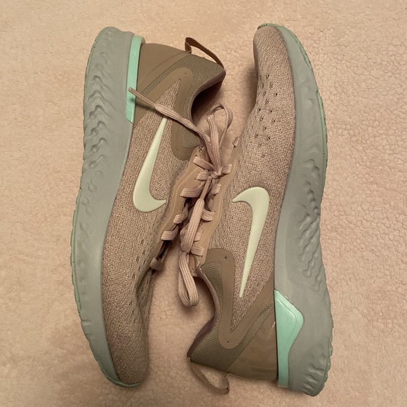 EUC Woman’s Nike Odyssey React - Picture 2 of 7